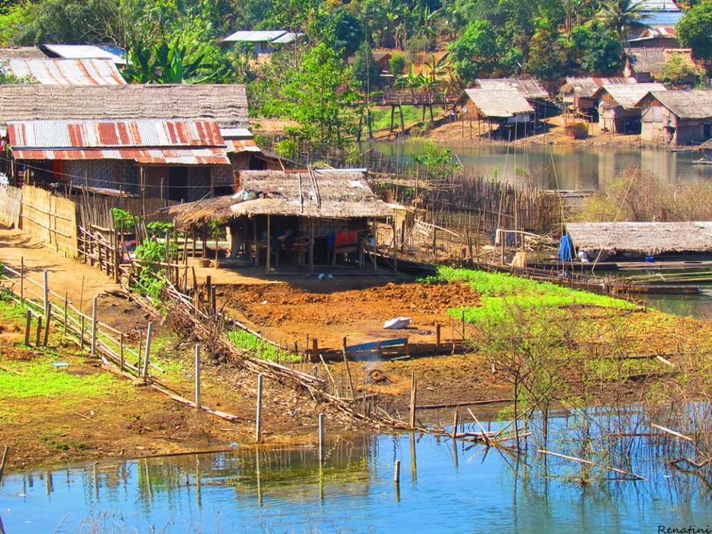 Photo of a house by the lake in Sangkhlaburi / Fotografija hiške ob jezeru v Sangkhlaburiju