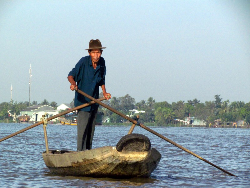 Fotografija starejšega gospoda na čolnu