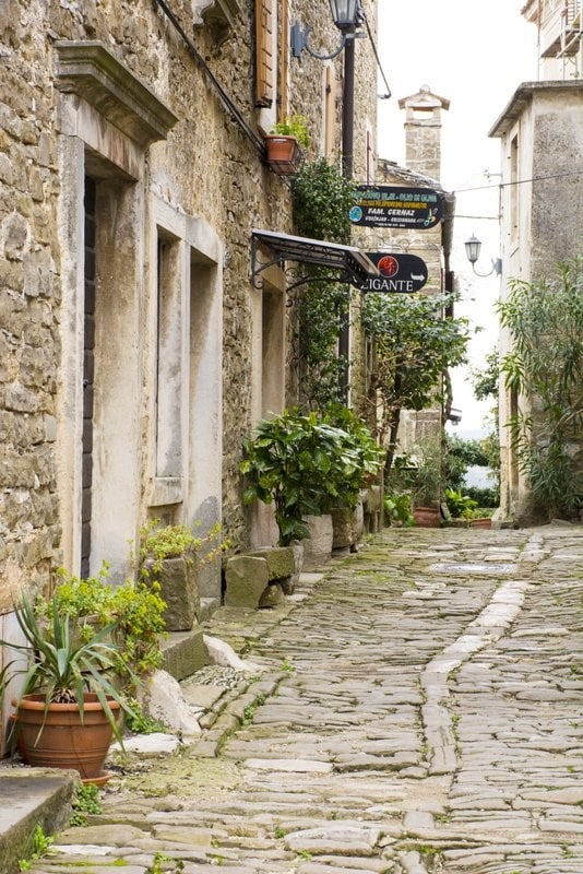 Photo of a street in Groznjan / Fotografija ulice v Grožnjanu