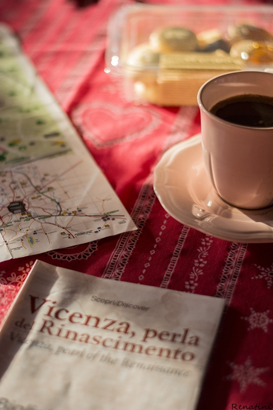 Photo of coffee, biscuits and a map / Fotografija kave, piškotov in zemljevidov