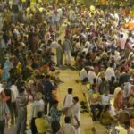 Photo of the crowd / Fotografija množice na večernem obredu ob sveti reki Ganges