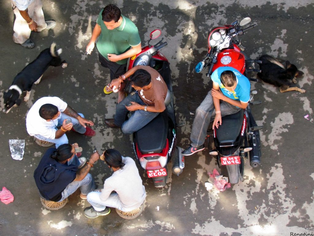 Photo of men who chat while drinking chai / Fotografija moških, ki klepetajo ob srkanju chai-ja