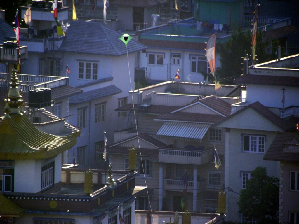 Photo of a flying kite / Fotografija zmaja nad mestom Katmandu