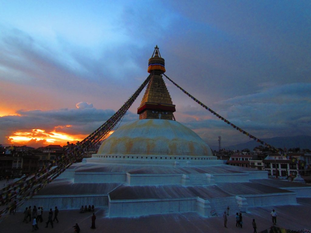 Photo of sunset at Bodhnath / Fotografija sončnega zahoda v Bodhnathu