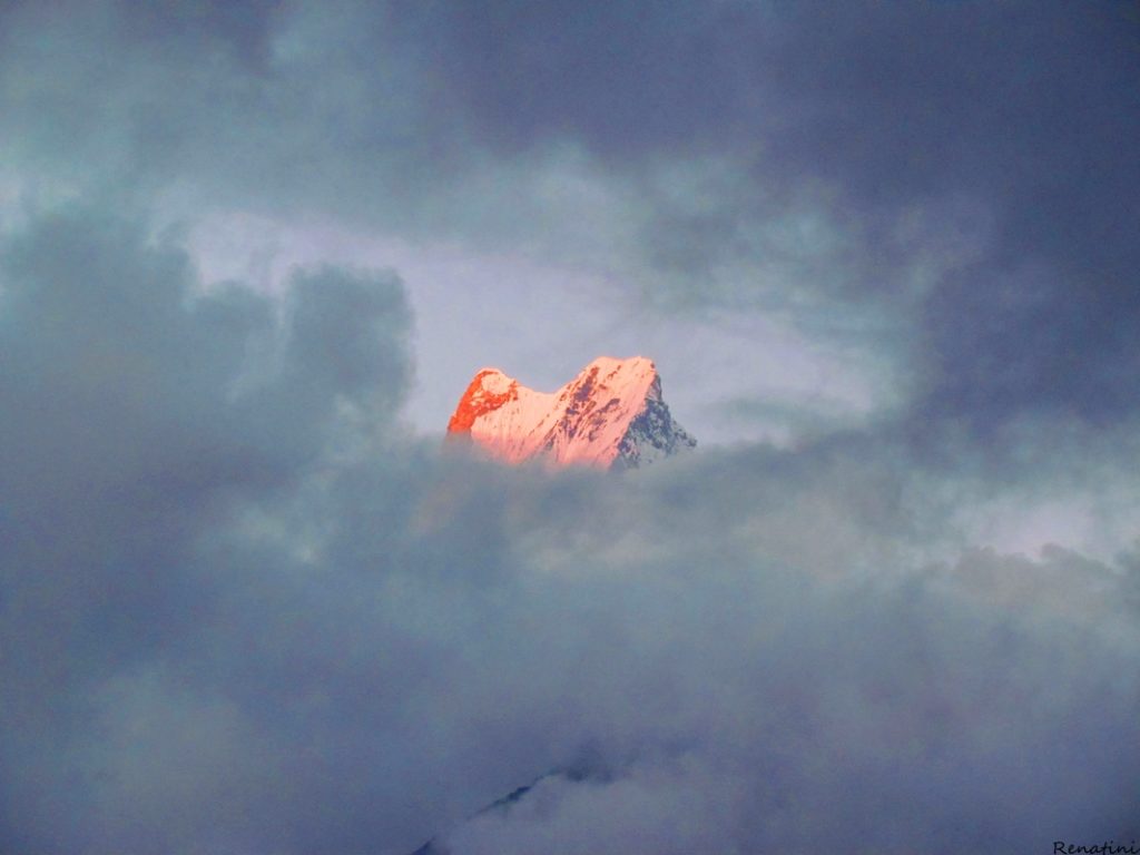 Photo of Fishtail mountain / Fotografija gore Fishtail, ki se je za hip razkrila med meglo