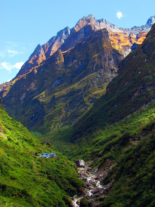 Fotografija doline, po kateri poteka treking
