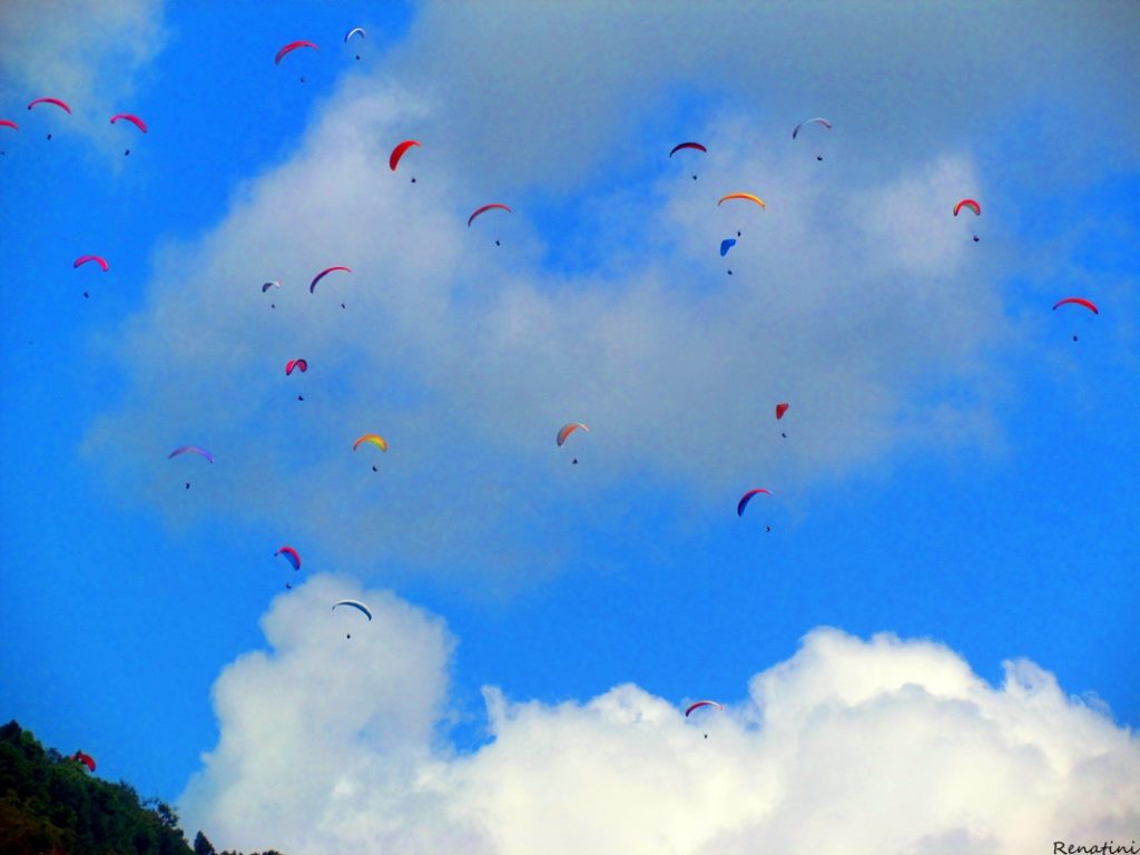 Photo of skydivers in Pokhara / Fotografija padalcev v Pokhari