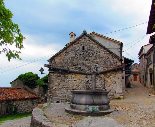 Photo of Stanjel / Fotografija vodnjaka v Štanjelu