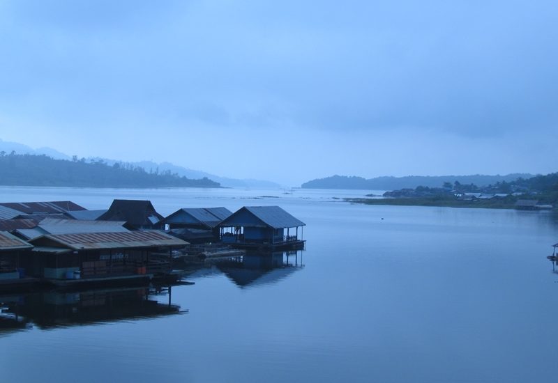 Photo of a lake in Sangkhlaburi / Fotografija jutra na jezeru v Sangklaburiju