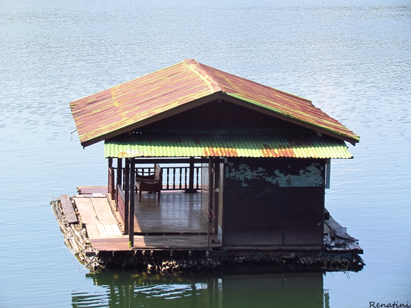 Fotografija osamljene plavajoče hiše na jezeru