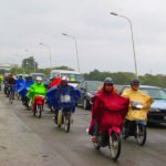 Photo of Hue traffic / Fotografija prometa v Hue-ju v dežju - motoristi so odeti v pisane palerine