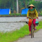 Photo of Vietnamese woman on bike / Fotografija vietnamske ženske na kolesu