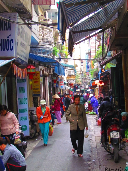 Fotografija ozke ulice v Hanoi-ju