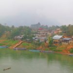 Photo of a village and boat landing / Fotografija vasi in rečnega pristanišča za čolne v Nong Khiawu