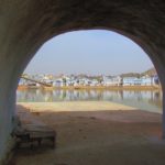 Photo of Pushkar / Fotografija hindujskega romarskega središča Pushkarja z druge strani jezera