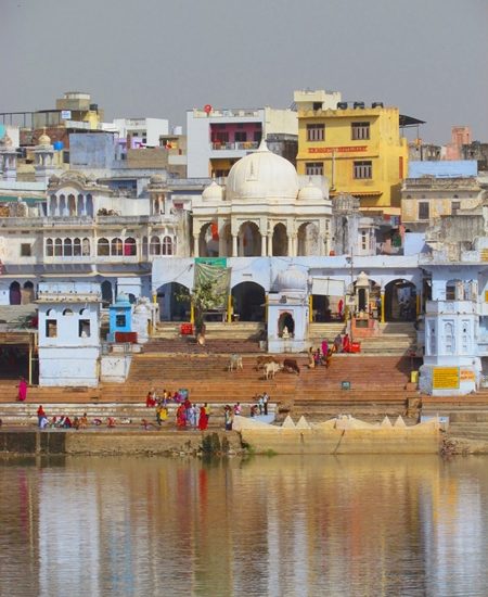 Photo of Pushkar / Fotografija Pushkarja, kjer so okrog svetega jezera ghati, stopnišča