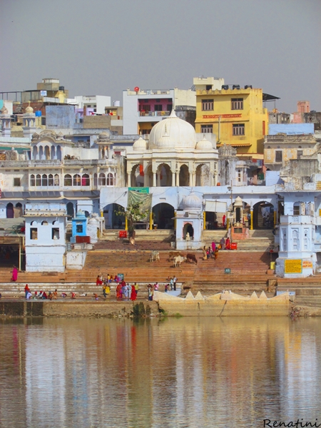 Photo of Pushkar / Fotografija Pushkarja, kjer so okrog svetega jezera ghati, stopnišča