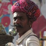 Photo of a street musician / Fotografija glasbenika s turbanom na glavi na ulici v Pushkarju (Indija)
