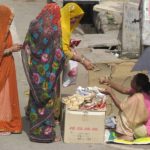 Photo of Indian women / Fotografija žensk v tradicionalnih indijskih oblačilih - sarijih, ki nakupujejo na tržnici