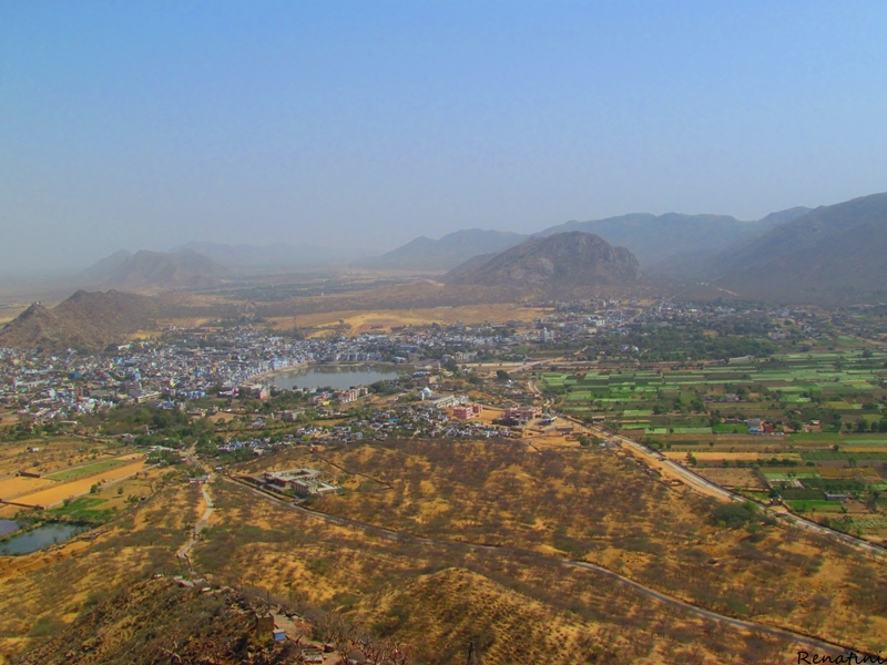 Fotografija hindujskega svetega mesta Pushkar v Indiji iz bližnje razgledne točke