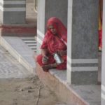 Photo of Indian woman in sari / Fotografija Indijke v sari-ju pred templjem